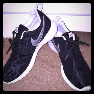 Nike roshe sneakers